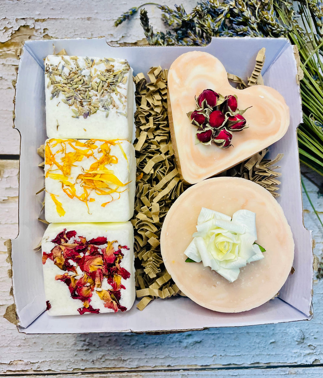 Beautiful Soap & 3 mini Bath Bomb Gift Box