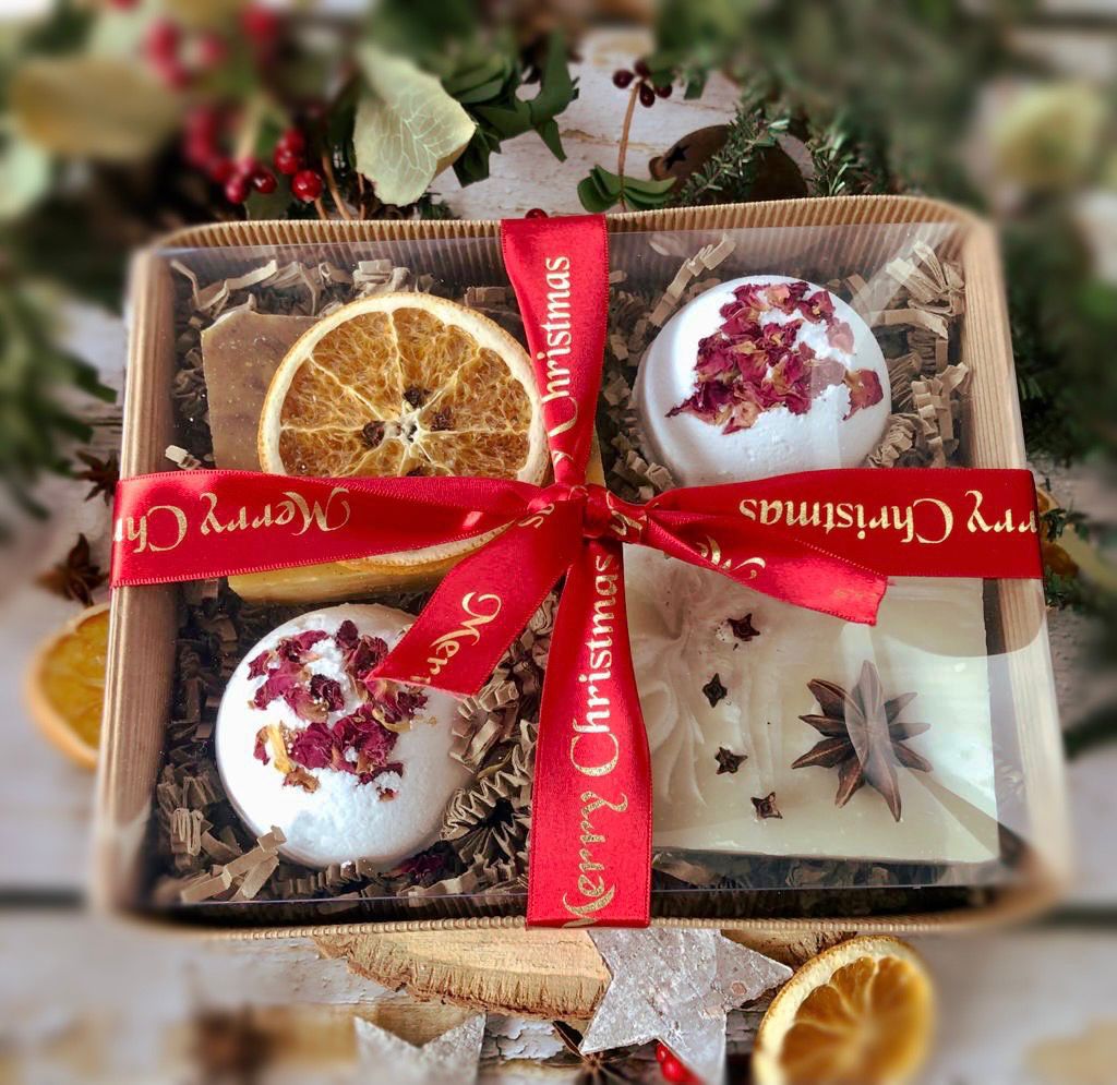 Handmade Luxury Christmas Soap & Bath Bomb Gift Box. All natural, vegan & vegetarian friendly. - Mad About Nature